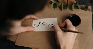 10 Tanda Seseorang Menyembunyikan Perasaannya Kepadamu